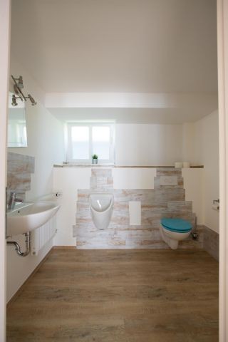 separates WC