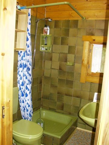 Duschbad mit heißem und kaltem Wasser