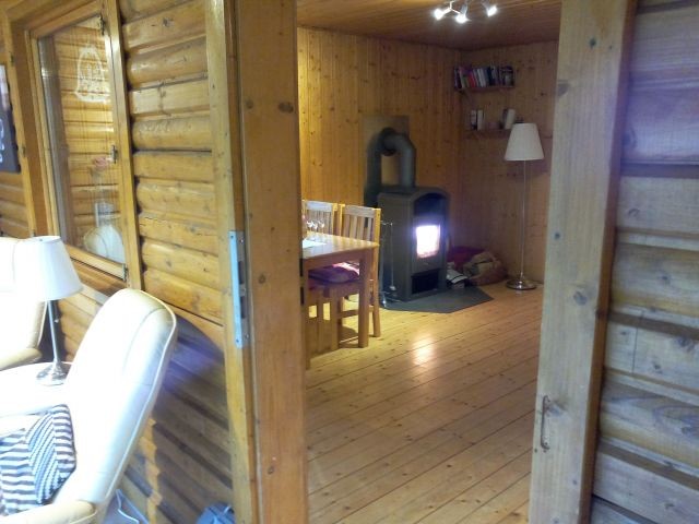 Blick vom Wintergarten auf den brennenden Kamin
