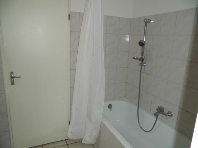 Bad mit Badewanne, Parterre