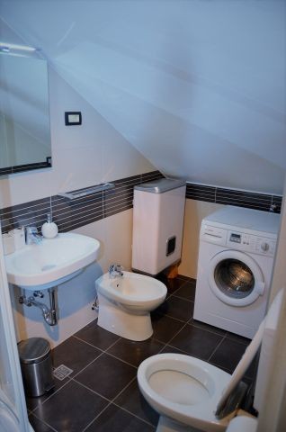 Badezimmer mit Waschmaschine im Wohnstudio