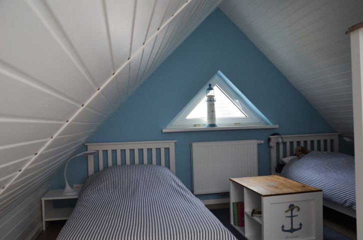 Schlafzimmer mit zwei Einzelbetten