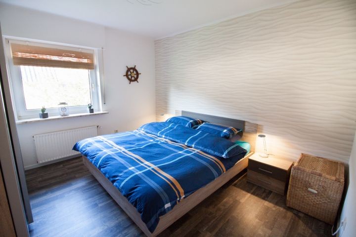 Schlafzimmer, Doppelbett mit durchgehender Matratze