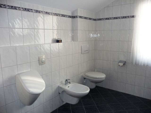 Großes helles Badezimmer