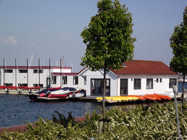 Hausboot im Jachthafen
