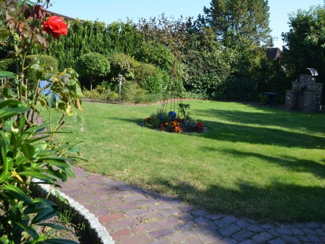 Großer Gartenbereich mit Grillkamin