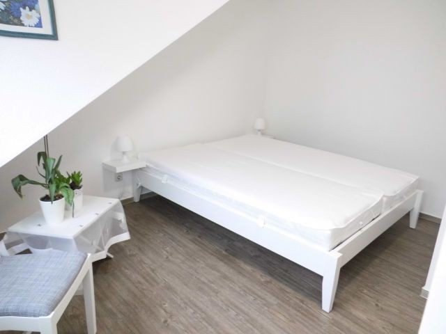 Doppelbett im Schlafraum