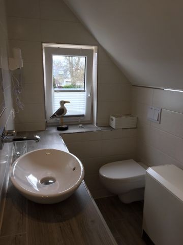 Typ 1/4 Bad mit Dusche, Waschtisch, WC, Fön, Fenster..
