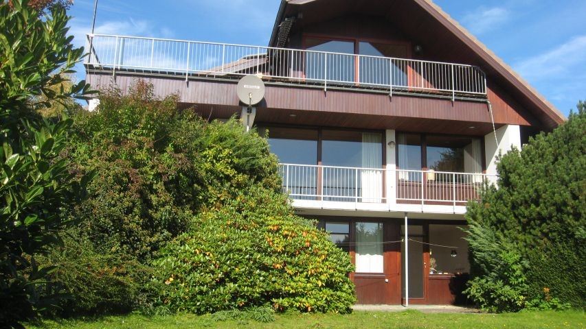Das hundefreundliche Haus (bis 6 Personen) mit grossem Wohnzimmer, Kamin und toller Aussicht auf die Ostsee. 2 Minuten zum Strand. Dachgeschoss-Lounge mit Sonnenterrasse und traumhaften Meerblick. 3 Schlafzimmer, 2 Toiletten (1x Duschbad). Abgeschlossenes