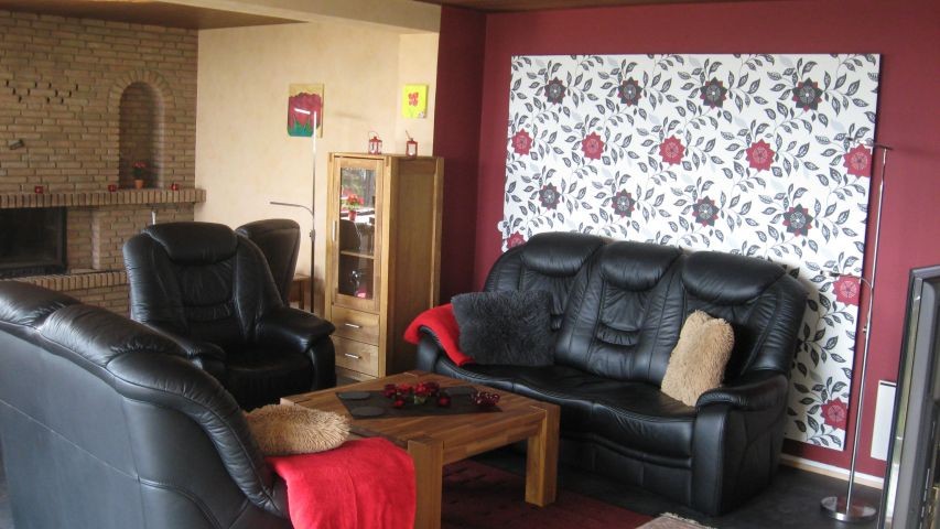 Das ca. 50 qm grosse Wohnzimmer bietet Ihnen eine grosse gemütliche Ledergarnitur, einen grossen stabilen Esstisch für 6 Personen und einen Kamin, den man nicht übersehen kann, Flachbild-TV und Musikanlage und... natürlich Panoramascheiben mit Meerblick. 