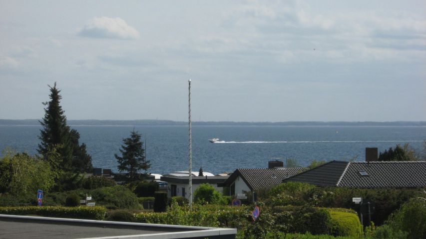 Hier nur ein Teil der Sicht von der Dachterrasse an der Lounge. In Natura ist die Sicht ca. 5 x so breit. Geniessen Sie die Sonnenaufgänge bis zu den Sonnenuntergängen. Der Blick auf das Meer dazu und der Tag kann nicht besser sein. Hier werden Sie schöne