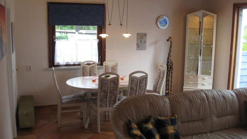 Der Esstisch befindet sich im Wohnzimmer direkt an der Küche und bietet 6 Personen ausreichend Platz. Meistens nutzt man aber die überdachte Terrasse, da man dort wettergeschützt toll sitzen kann.