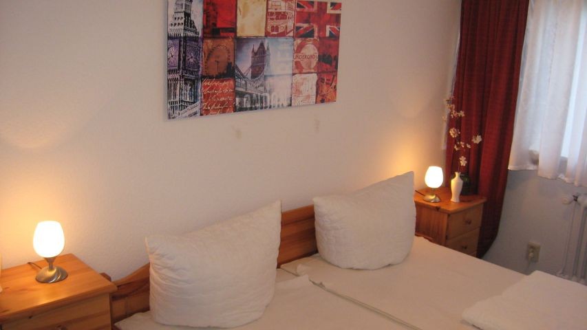 Hier sehen Sie eines der beiden Schlafzimmer mit den grossen Betten. Das Haus hat insgesamt 3 Schlafzimmer. 2 x mit 180er Doppelbetten im Souterrain und 1 x in der Paterre mit einem 140er Bett. Es ist also Platz für maximal 6 Personen. Bedenken Sie dann a