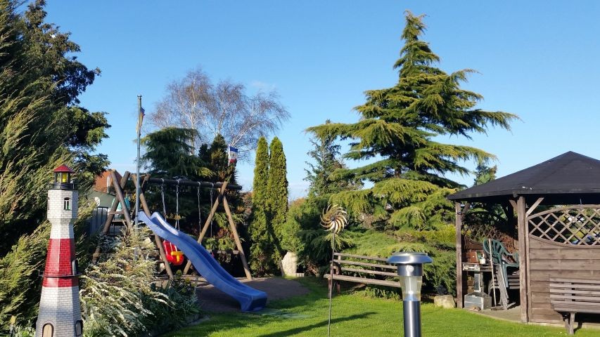 Blick auf den Pavillon, Rutsche u. Schaukeln