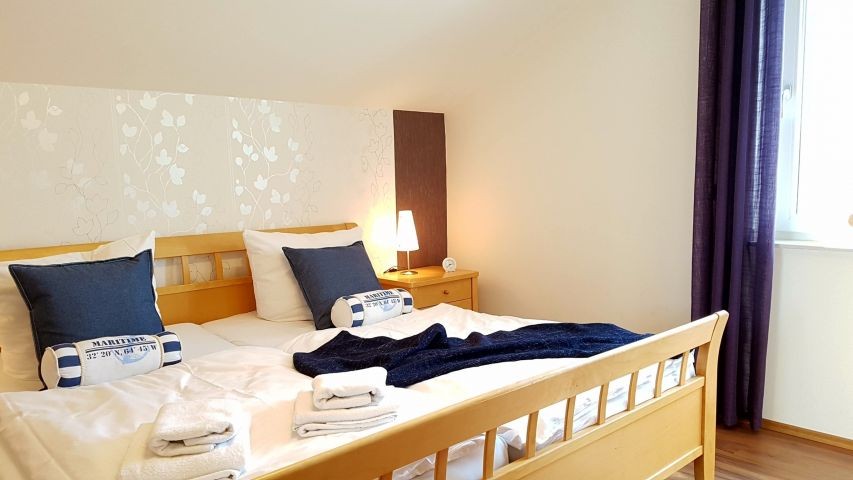 Gemütliches Schlafzimmer mit großem Schrank, TV und elektrischen Rolläden