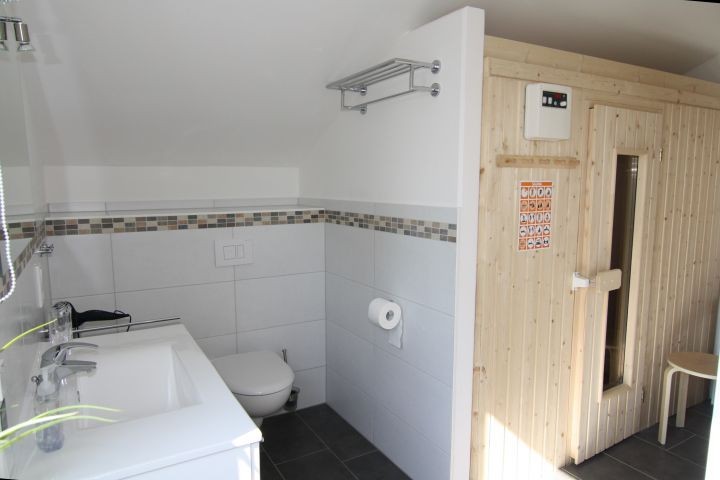 Badezimmer mit eigener Sauna und XXL-Dusche