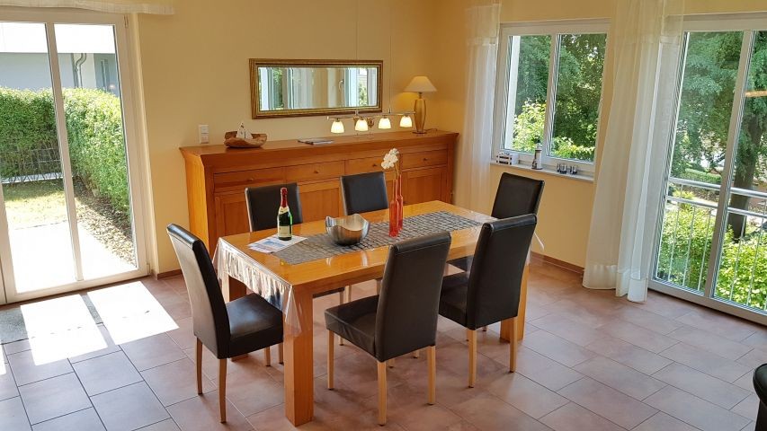 Der große Esszimmertisch mit 6 Lederstühlen lädt zum geselligen Beisammensein ein.