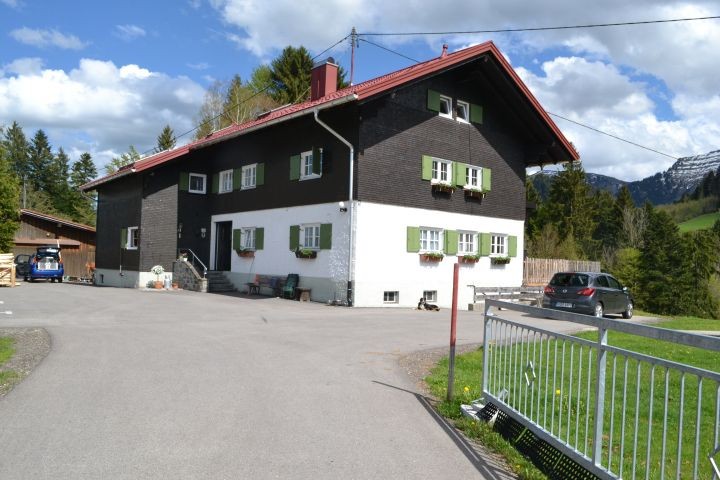 Zufahrt zum Haus Das Tor kann geschlossen werden