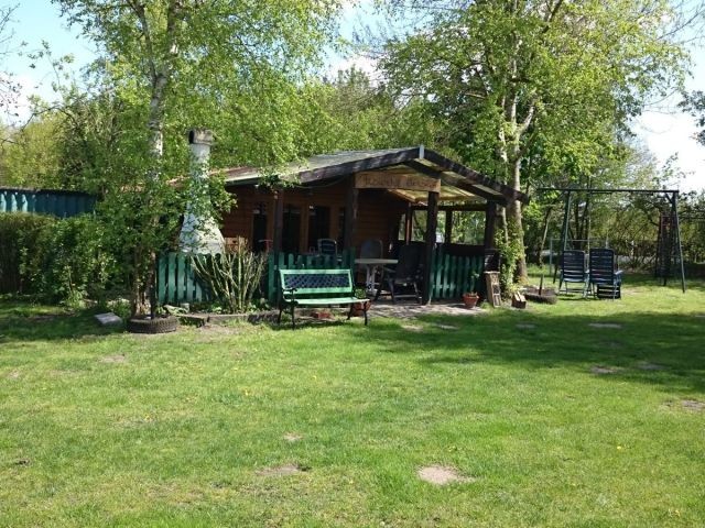 Schöne Blockhütte mit Grill