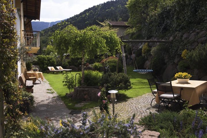 der Garten mit Liegewiese