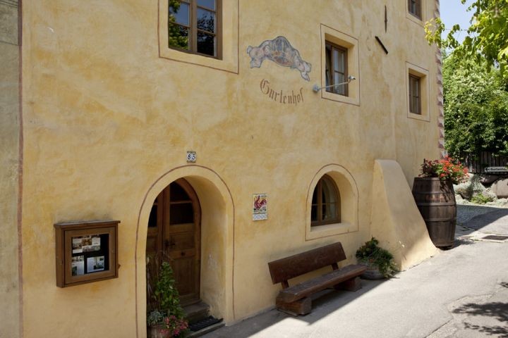die Fassade des Ansitz Gurtenhofs