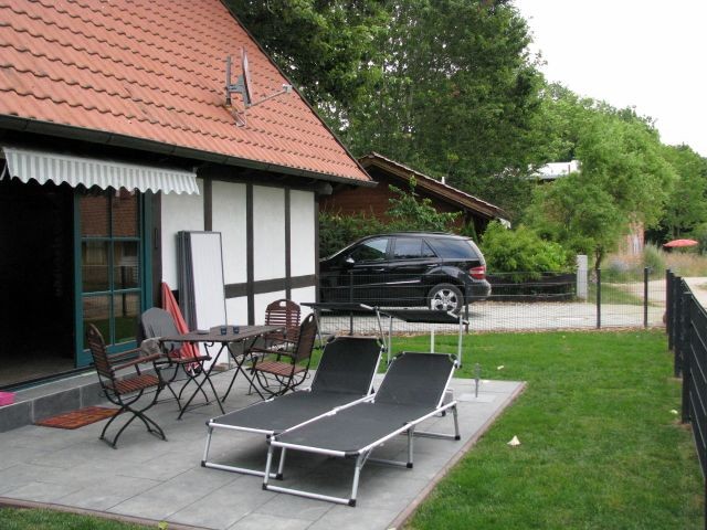 Terrasse mit Liegestuhl