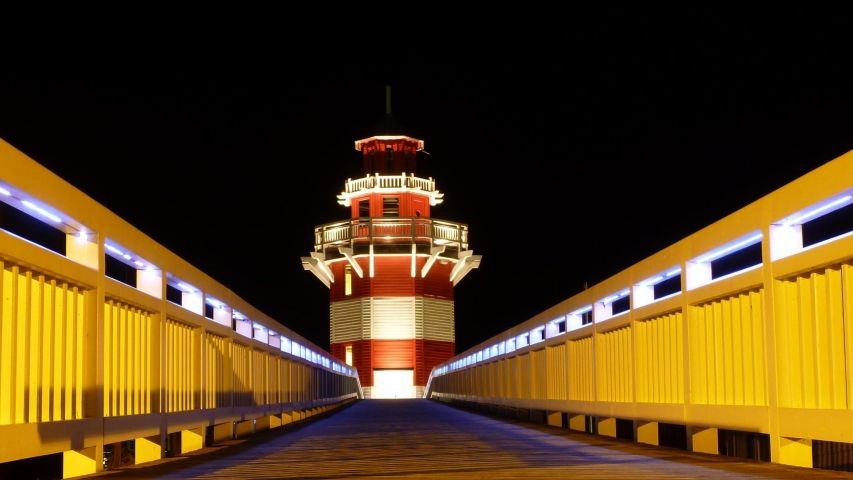 Nachtbild vom Leuchtturm im Hafendorf Rheinsberg