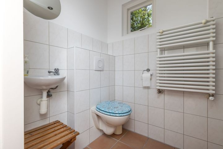 Badezimmer 2 mit Dusche und Toilette