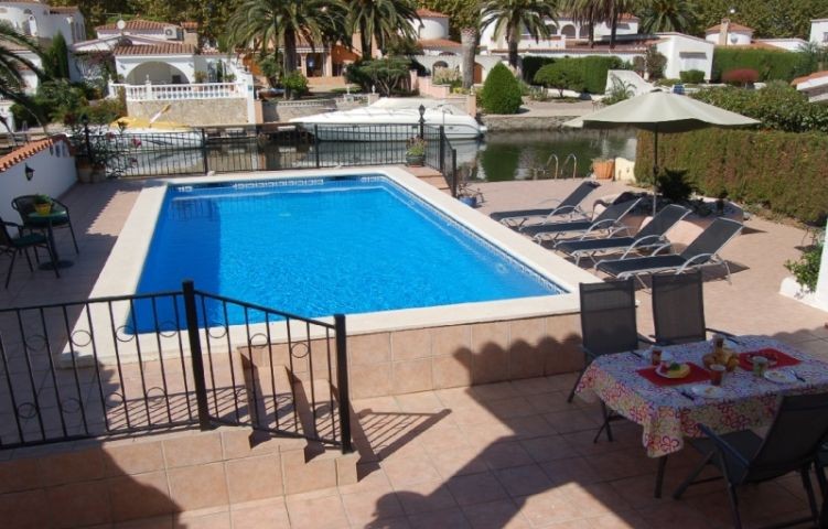 Pool mit römischer Treppe