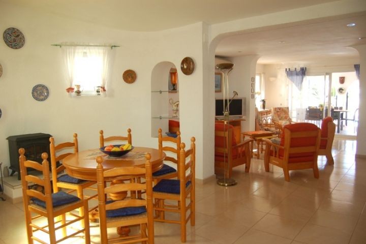 Großes Esszimmer mit Klima