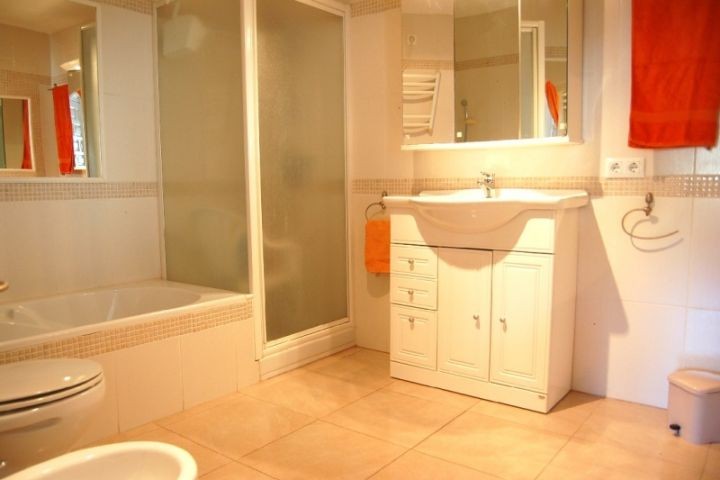 Suite- Bad mit Dusche und Badewanne