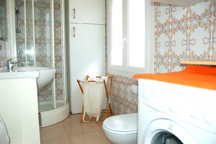 Badezimmer mit Dusche und Waschmaschine