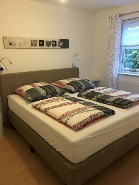 Schlazimmer Erdgeschoß, Boxspringbett, Leselampen