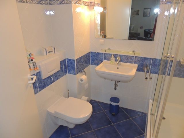 Duschbad mit neuem, modernem Wachbecken