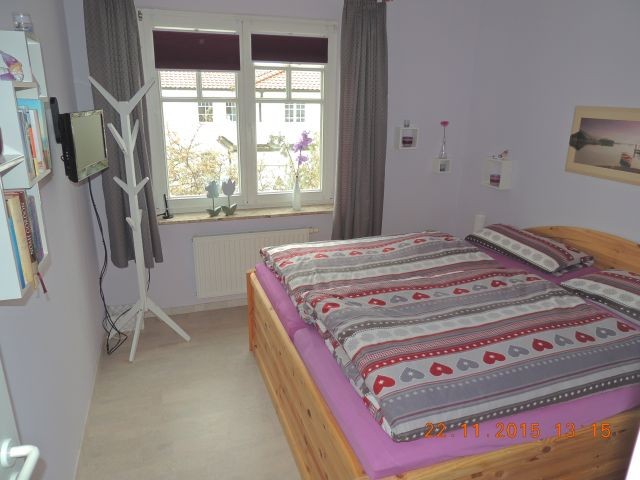 Schlafzimmer mit Doppelbett, Smart-TV/DVD und Kleiderschrank