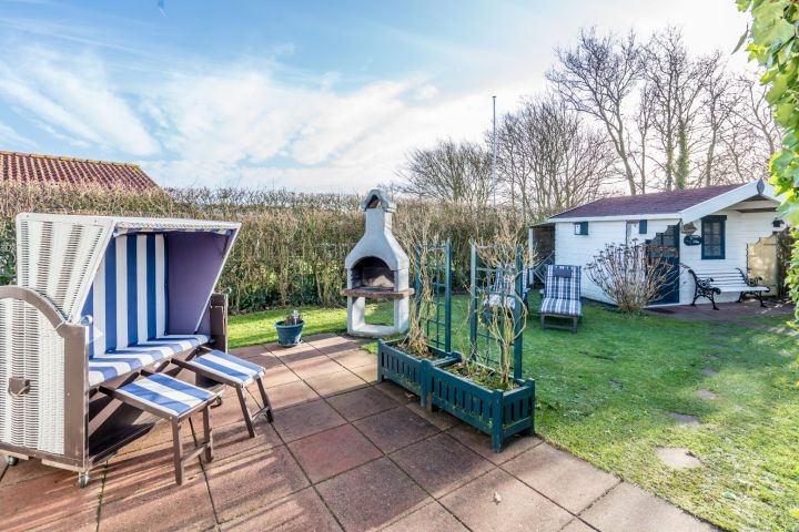 Der sonnige Garten mit Grill