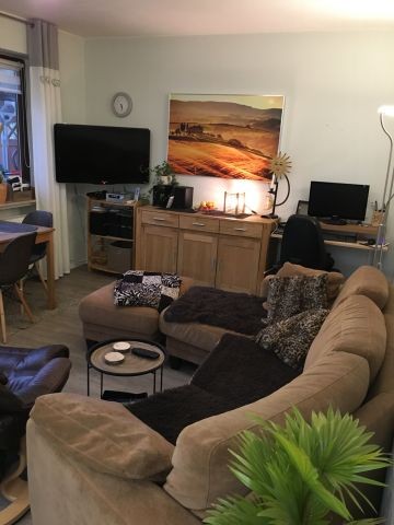 Wohnzimmer mit Flatscreen-TV