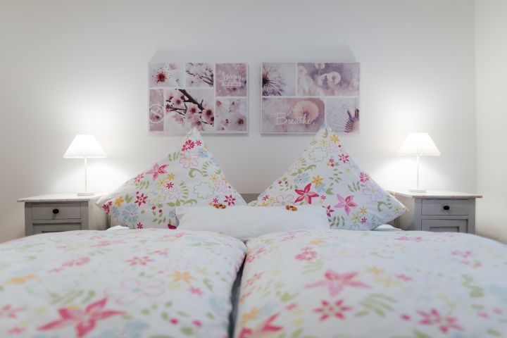 Schlafzimmer mit Doppelbett