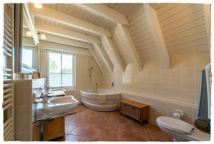 Badezimmer 1. OG mit Wanne