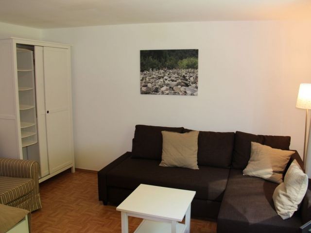Wohn-Schlafzimmer mit Couchecke