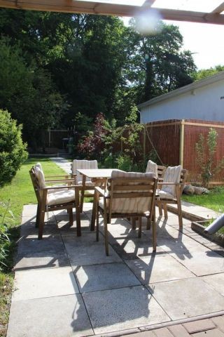 Blick von der Terrasse in denGarten