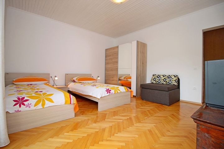 Schlafzimmer Nr. 3 mit 2 Einzelbetten 90 * 200 und Schlafsofa 90 * 200, TV und Balkon