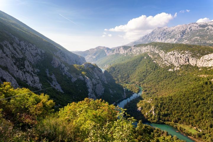 Cetina Fluss, umgeben von Bergen und einer unberührten Natur