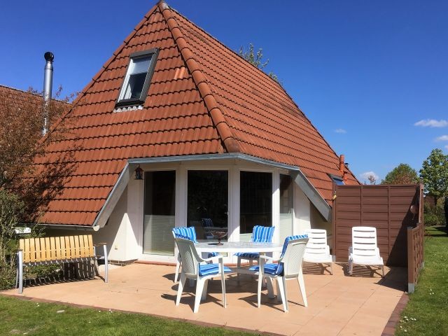 grosse Sonnenterrasse mit Gartenbereich