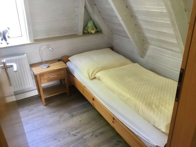 das kleine Schlafzimmer mit einzeln stehenden Betten