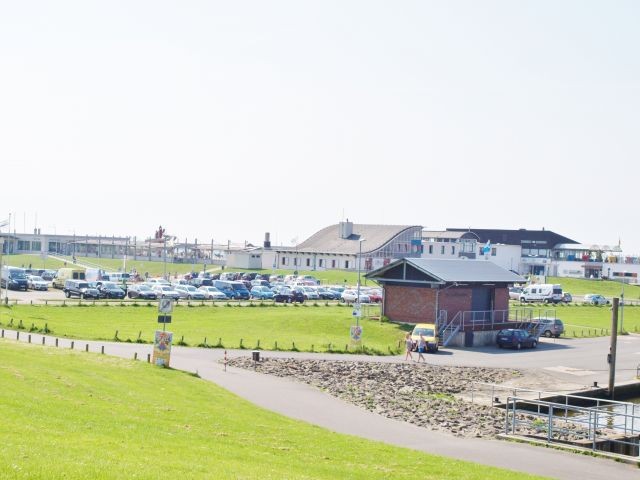 der Blick auf das neue Meerwasserwellenbad (Hallen- und Freibad)
