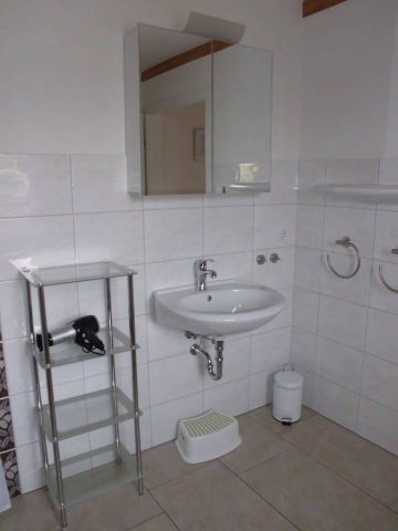 Badezimmer mit Dusche im Erdgeschoss