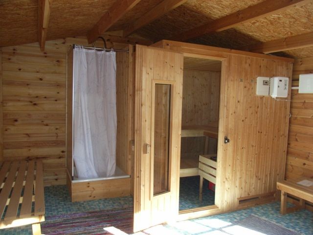 Saunahaus innen mit Kaltdusche
