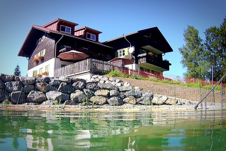 Unser Haus aus dem Teich  gesehen