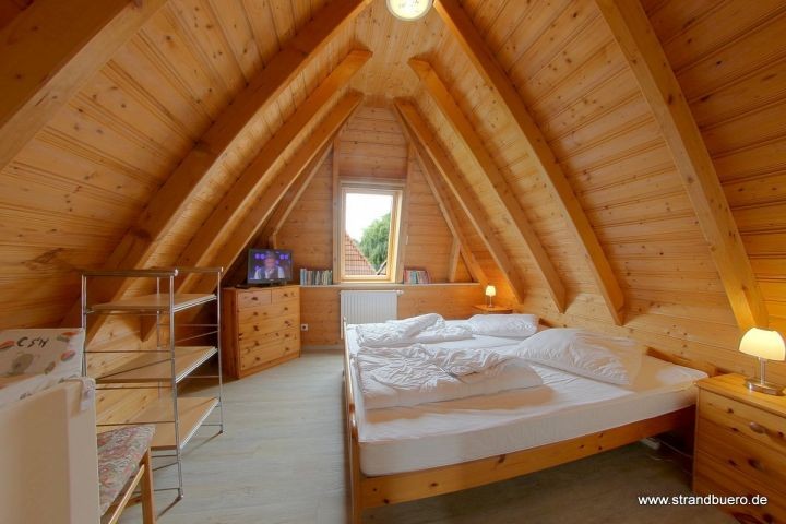 großer Schlafraum oben mit Fernseher, Doppelbett